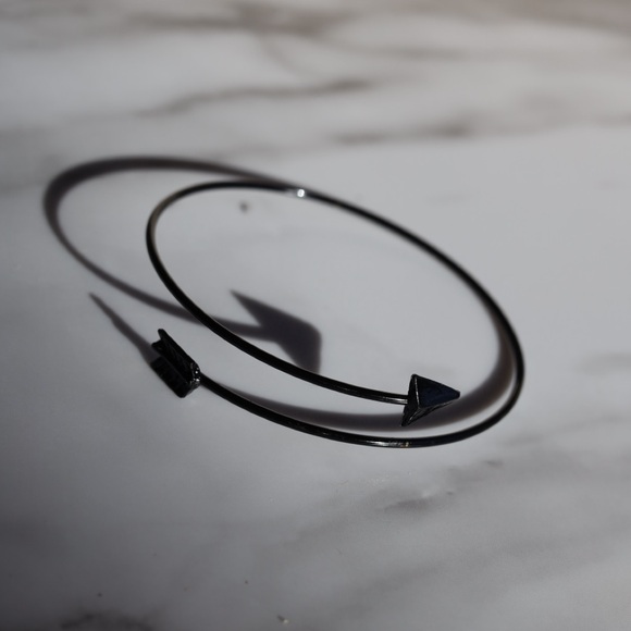 *NWT* Black Arrow Bangle Bracelet - Picture 2 of 6